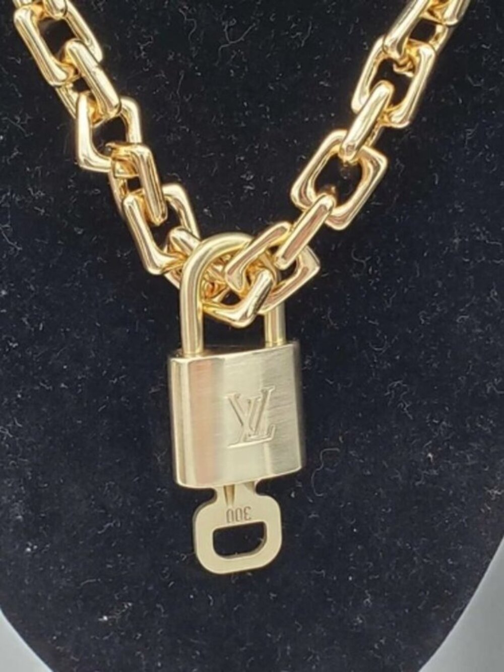 Gold-Plated Necklace with Authentic Louis Vuitton Padlock - Picture 6 of 7
